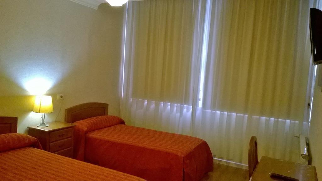 Hostal El Cairo Феррол Экстерьер фото